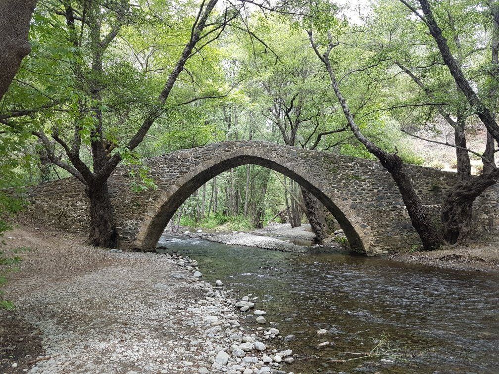 Treis Elies旅游景点-Tzelefos Bridge