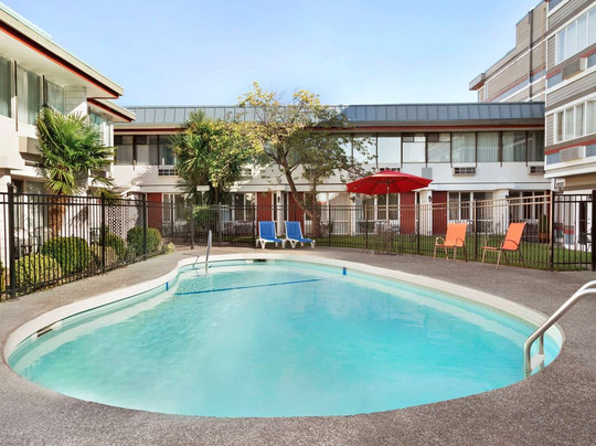 Days Inn By Wyndham Victoria Airport主图