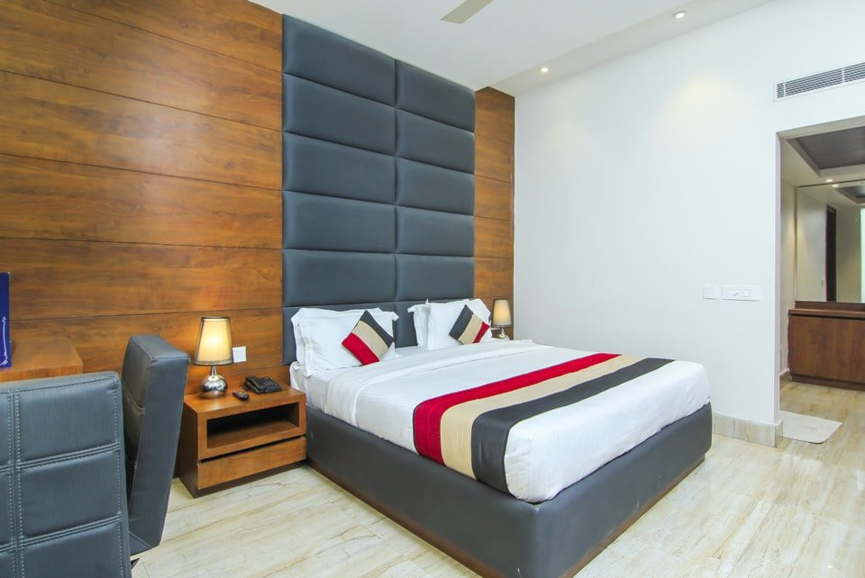 OYO Crossroad Premium Near Chaudhary Charan Singh International Airport主图