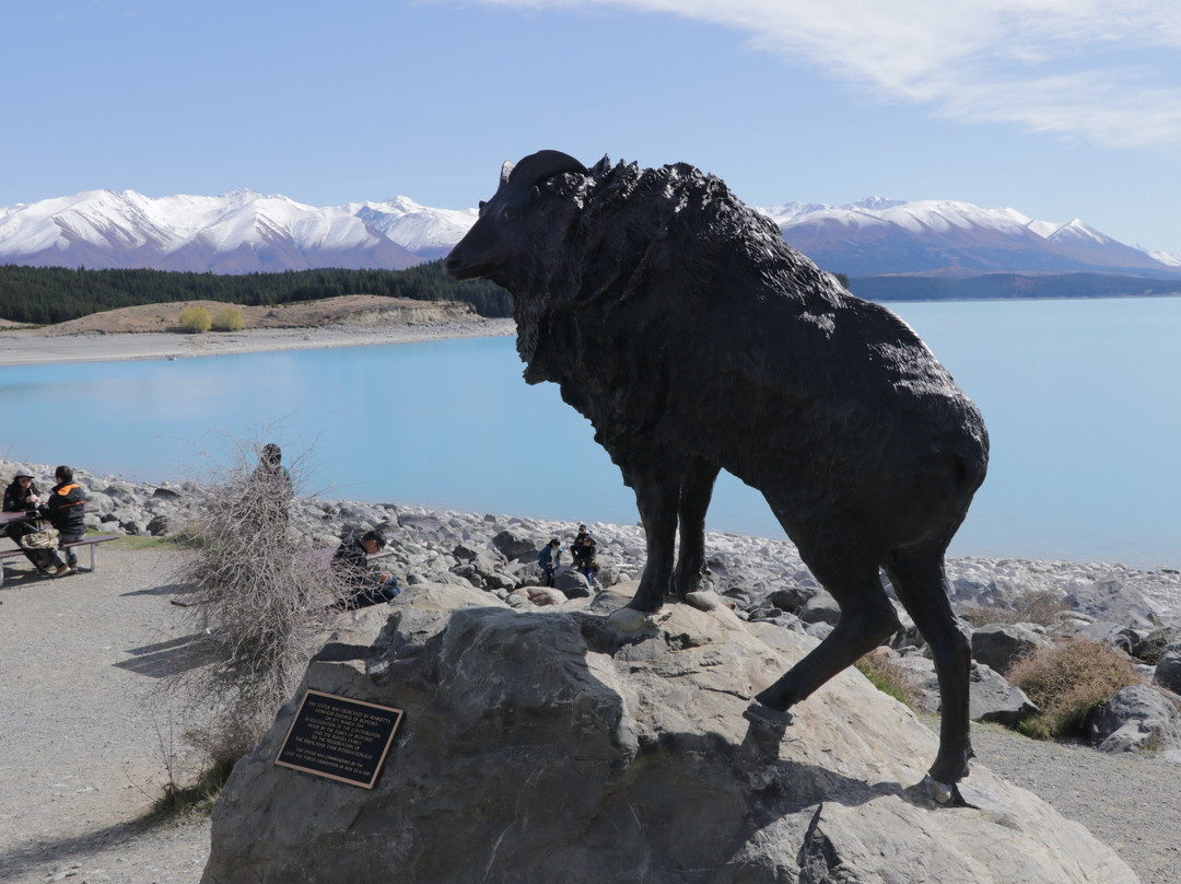 Tahr Sculpture景点图片