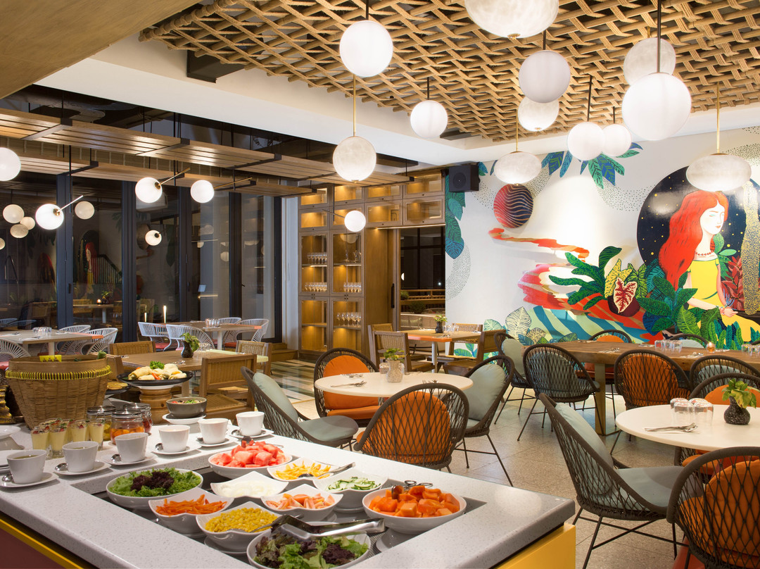 Roca Restaurant and Bar