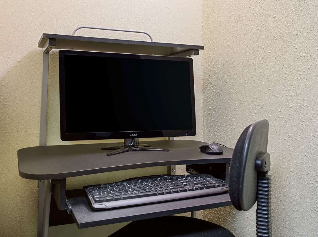 查尔斯城速8酒店主图