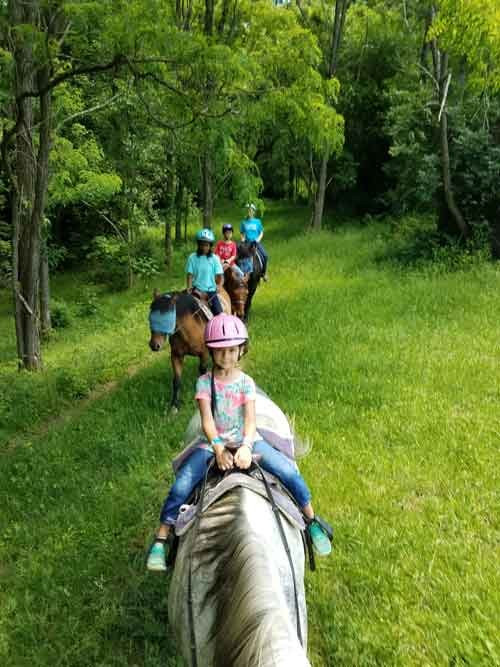 First Farm Inn Horseback Riding-Petersburg必去景点