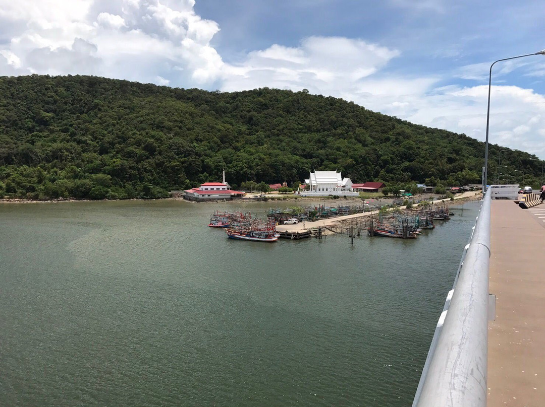 Taksin Maharat Bridge (Laem Singha Bridge)-他迈必去景点
