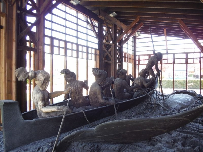Nuu-Chah-Nulth Whaling Canoe Sculpture景点图片