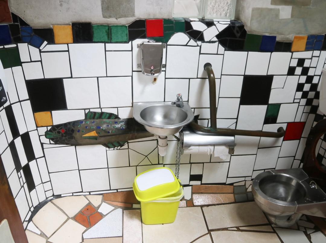 Kawakawa Public Toilets by Hundertwasser景点图片