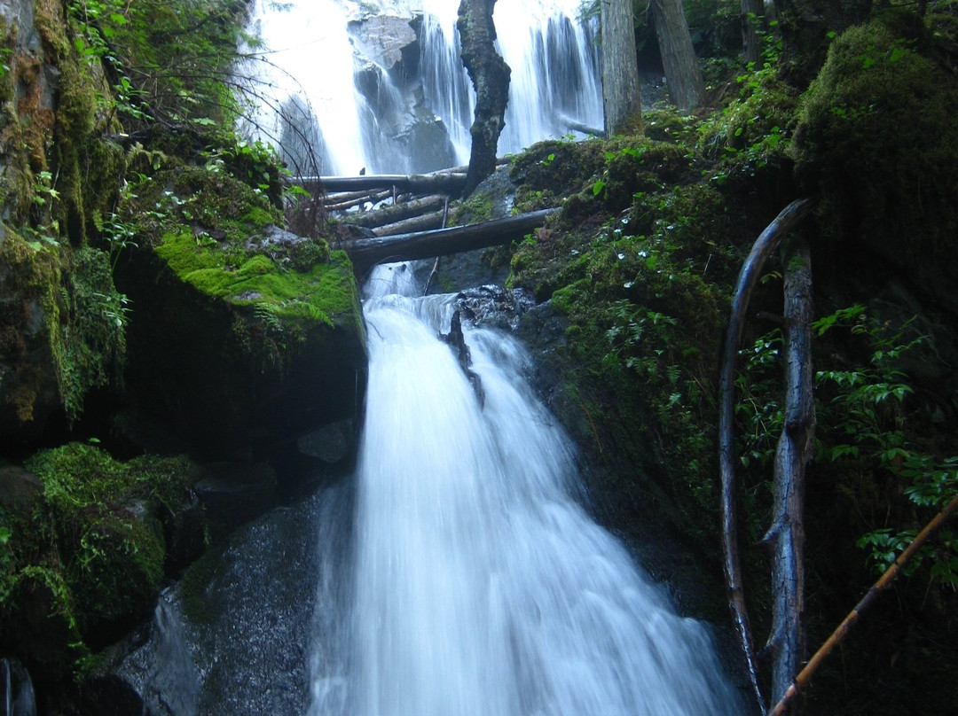 New Hazelton Lookout and Waterfall Trail景点图片