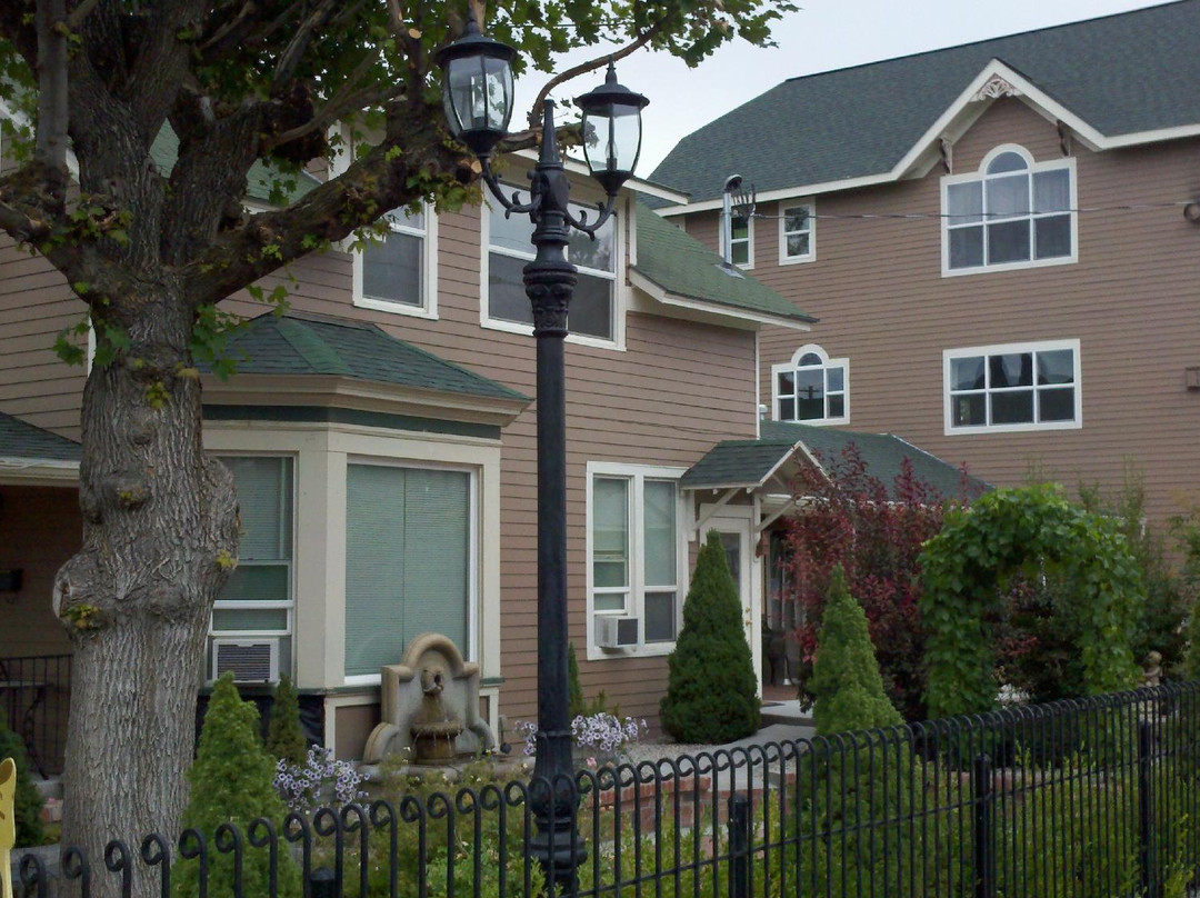Crown Courtyard Inn