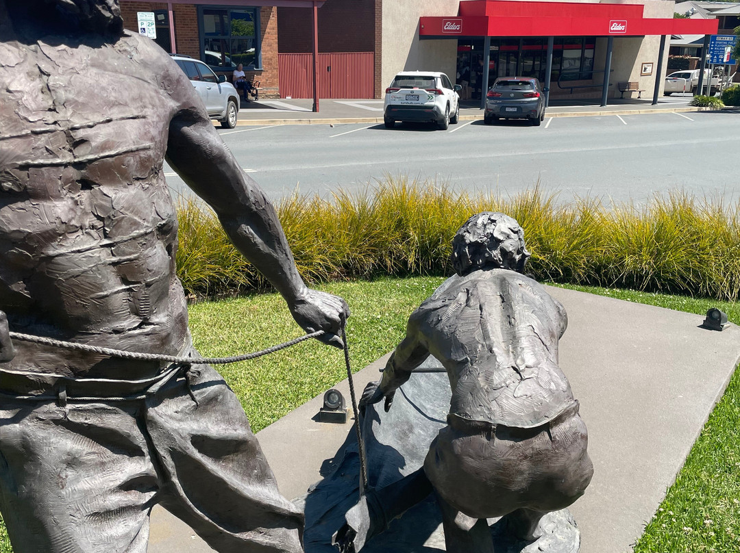 Yarri and Jacky Jacky Sculpture-刚达盖必去景点