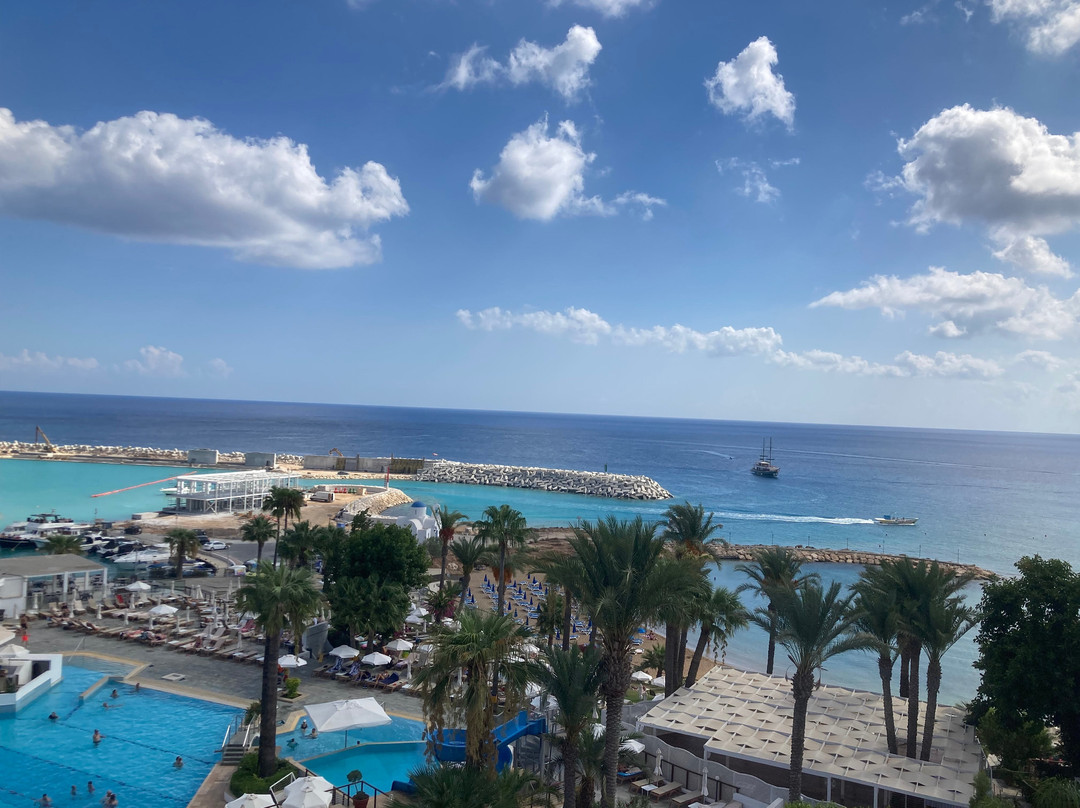 The Golden Coast Beach Hotel主图