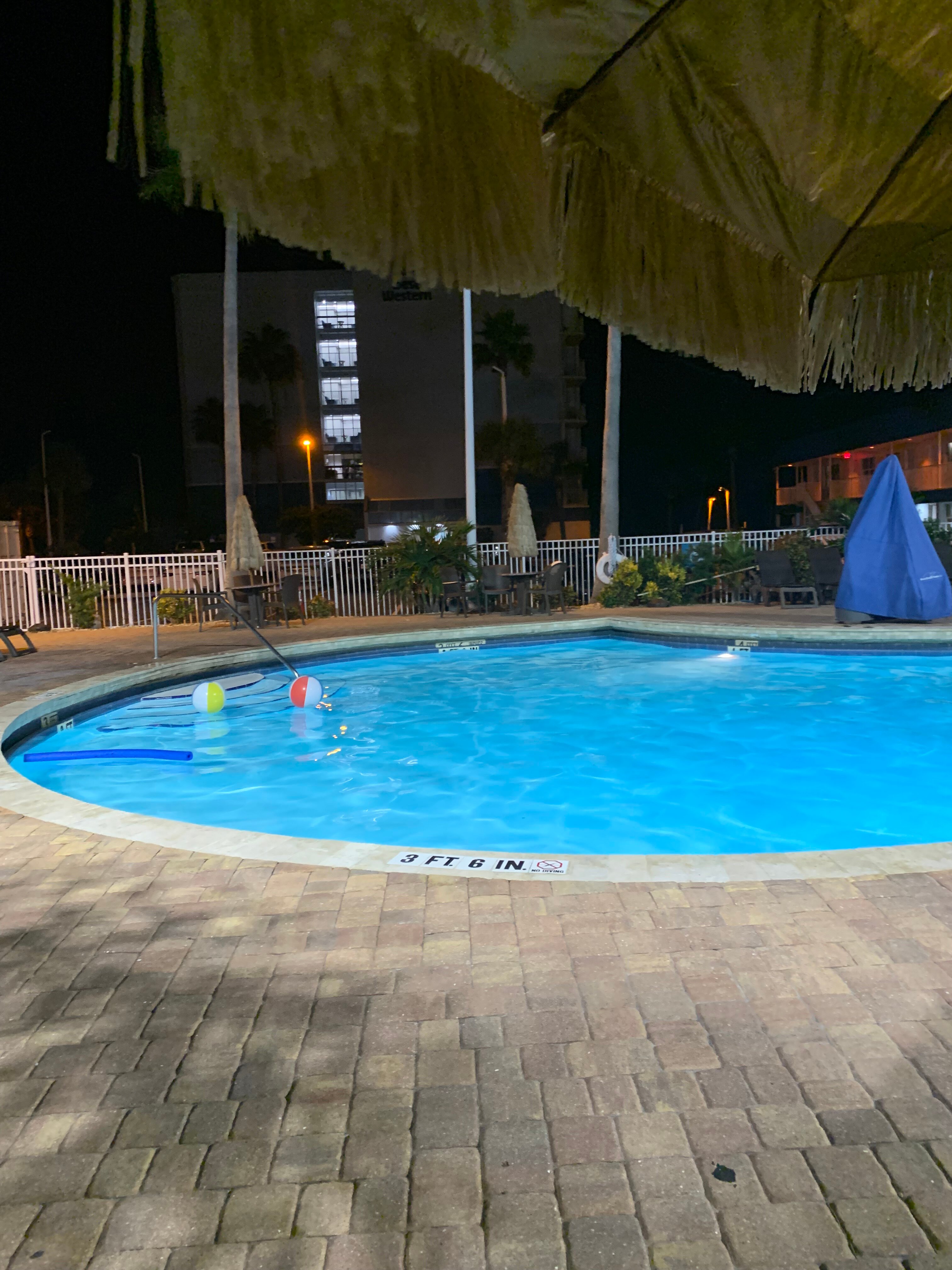 Best Western Cocoa Beach - Port Canaveral-泳池