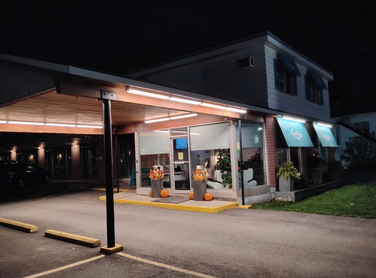 Cadillac Motel Near the Falls-官方