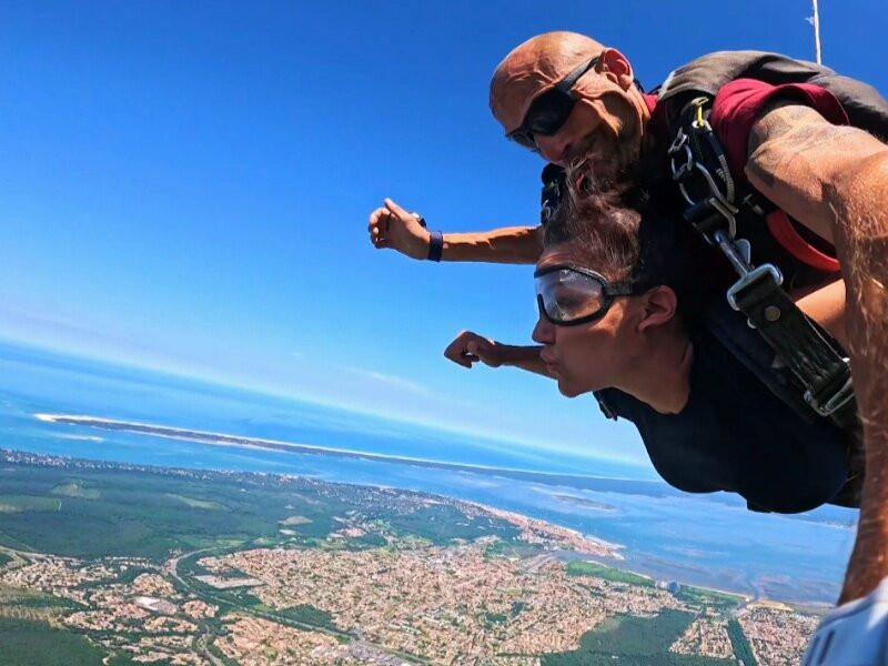 Vertical T'air Parachutisme-拉泰斯特德比克必去景点