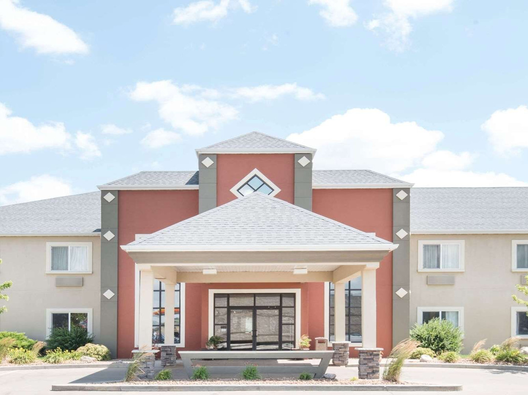 Kennebec酒店住宿-Howard Johnson by Wyndham Oacoma Hotel & Suites