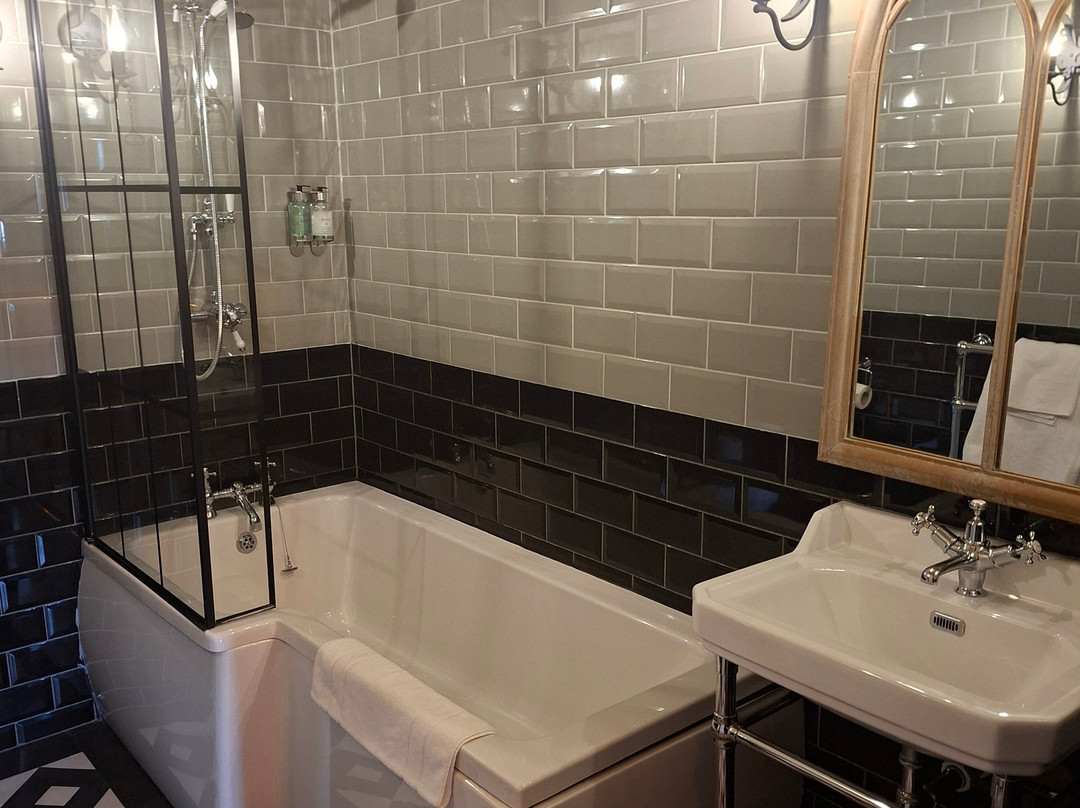 Dirty Bottles Hotel主图