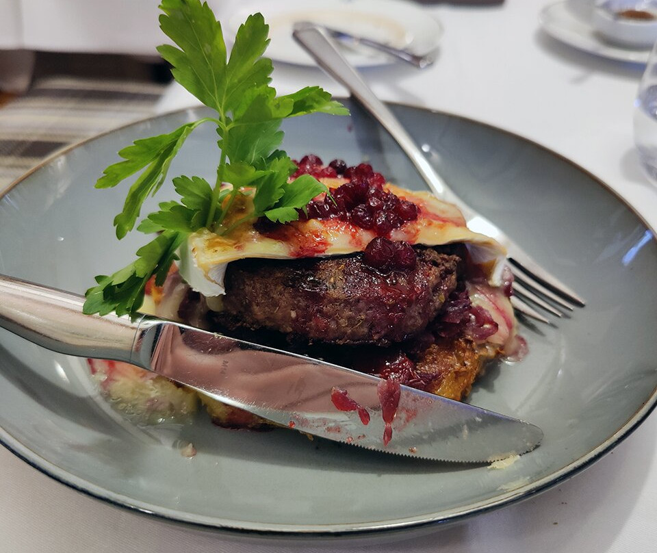 阿德勒白陶酒店主图