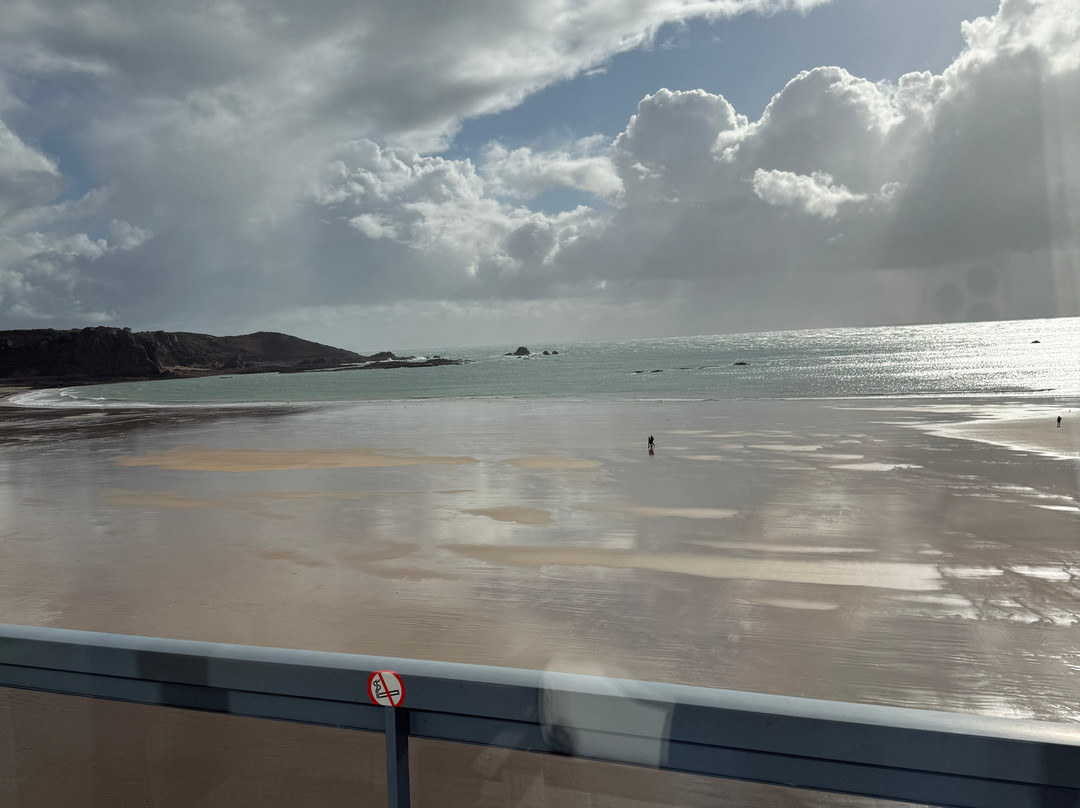 The Golden Sands主图