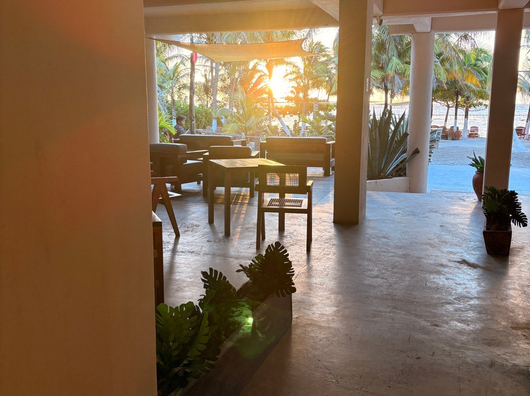 Noah Beach Hotel & Suites主图