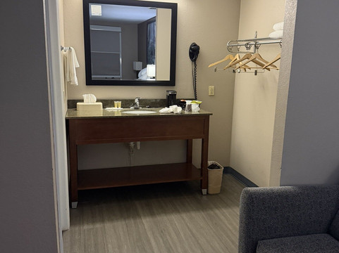 克里斯维尔-马克斯梅多斯速8酒店主图