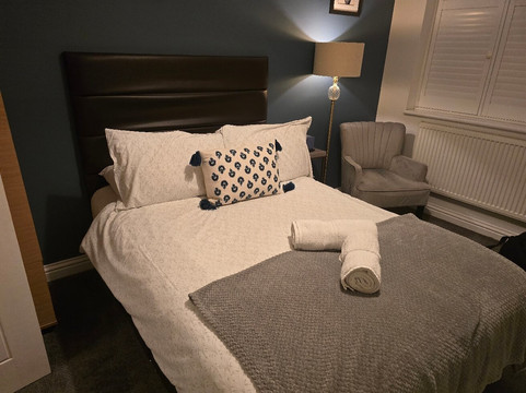 Apple House Wembley Twin Room Shared Bathroom主图