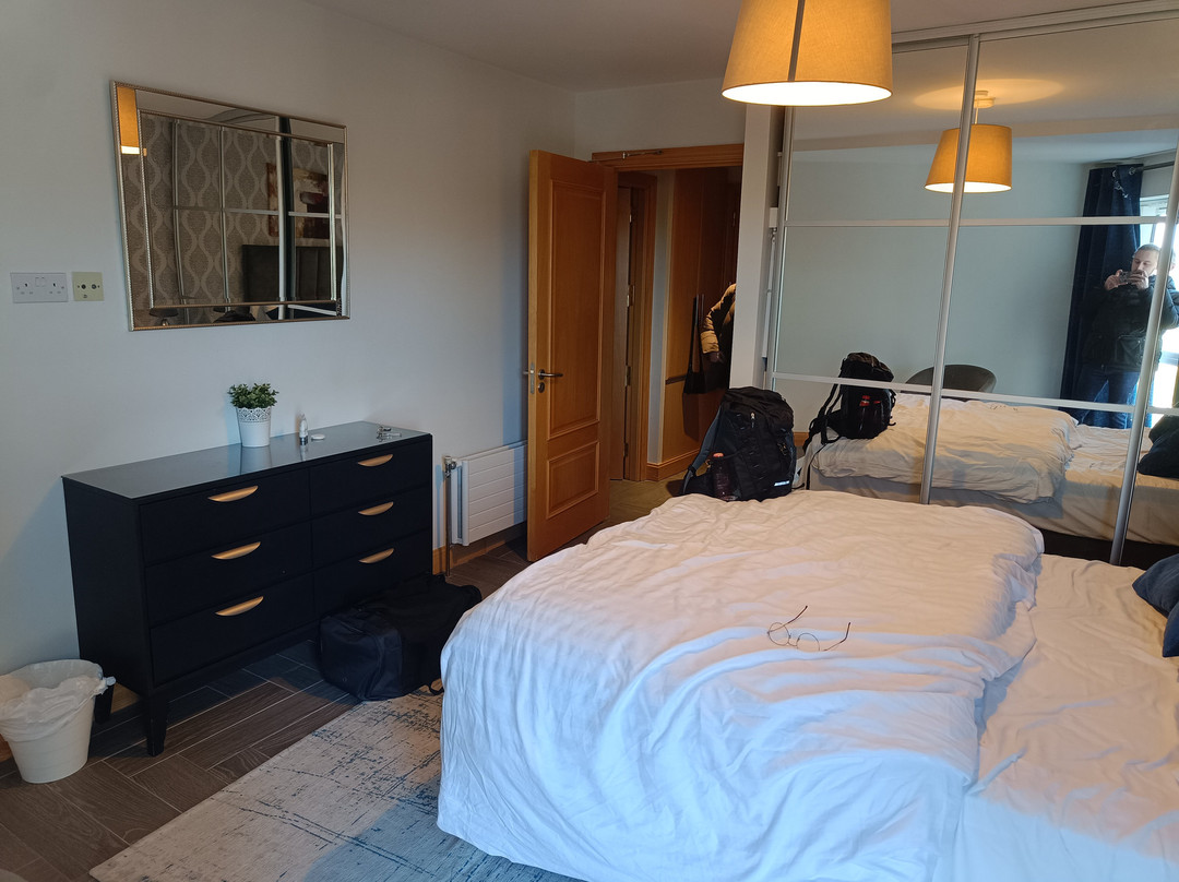 布罗克豪斯套房酒店主图