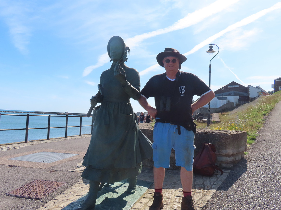 Mary Anning Rocks Statue-莱姆里杰斯必去景点