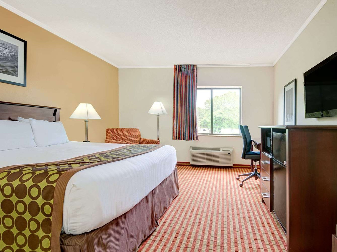 Days Inn & Suites By Wyndham Kansas City South主图