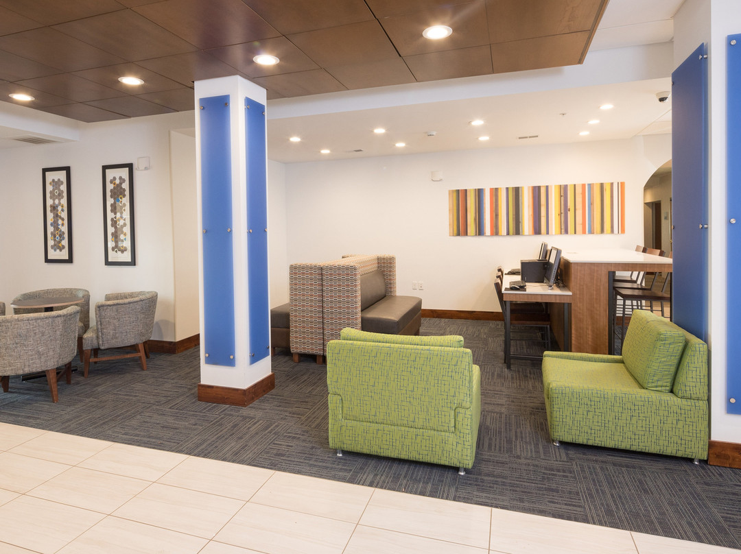 Holiday Inn Express & Suites Detroit - Utica By IHG主图