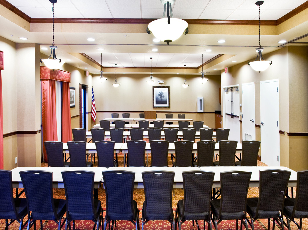 普莱西德湖快捷假日套房酒店主图