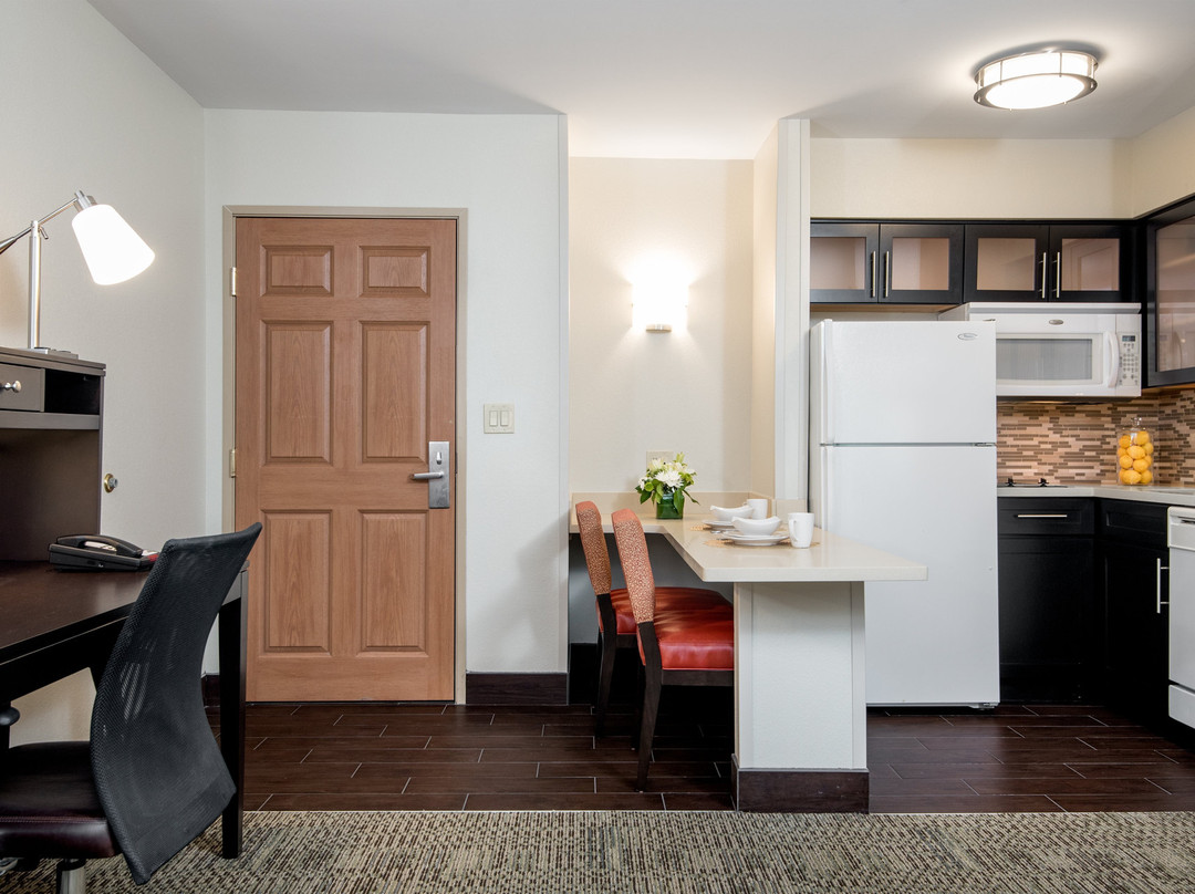 尚蒂伊杜勒斯机场驻桥套房酒店主图