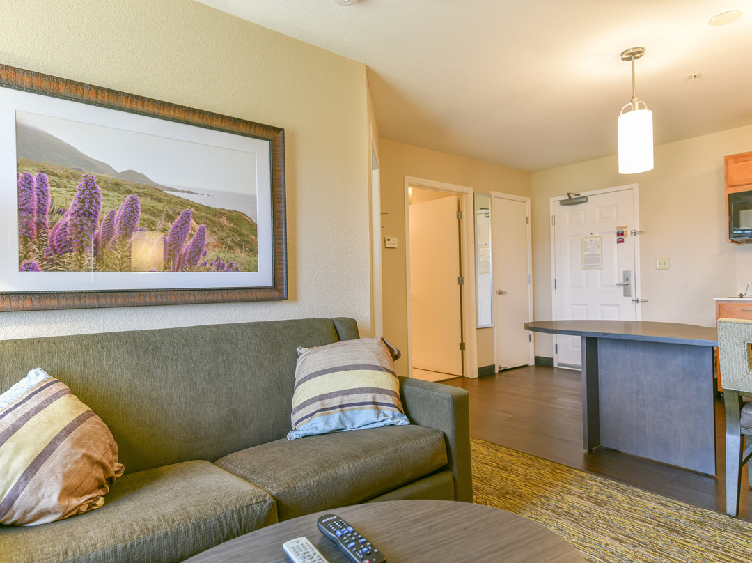 梅德福烛木套房酒店主图