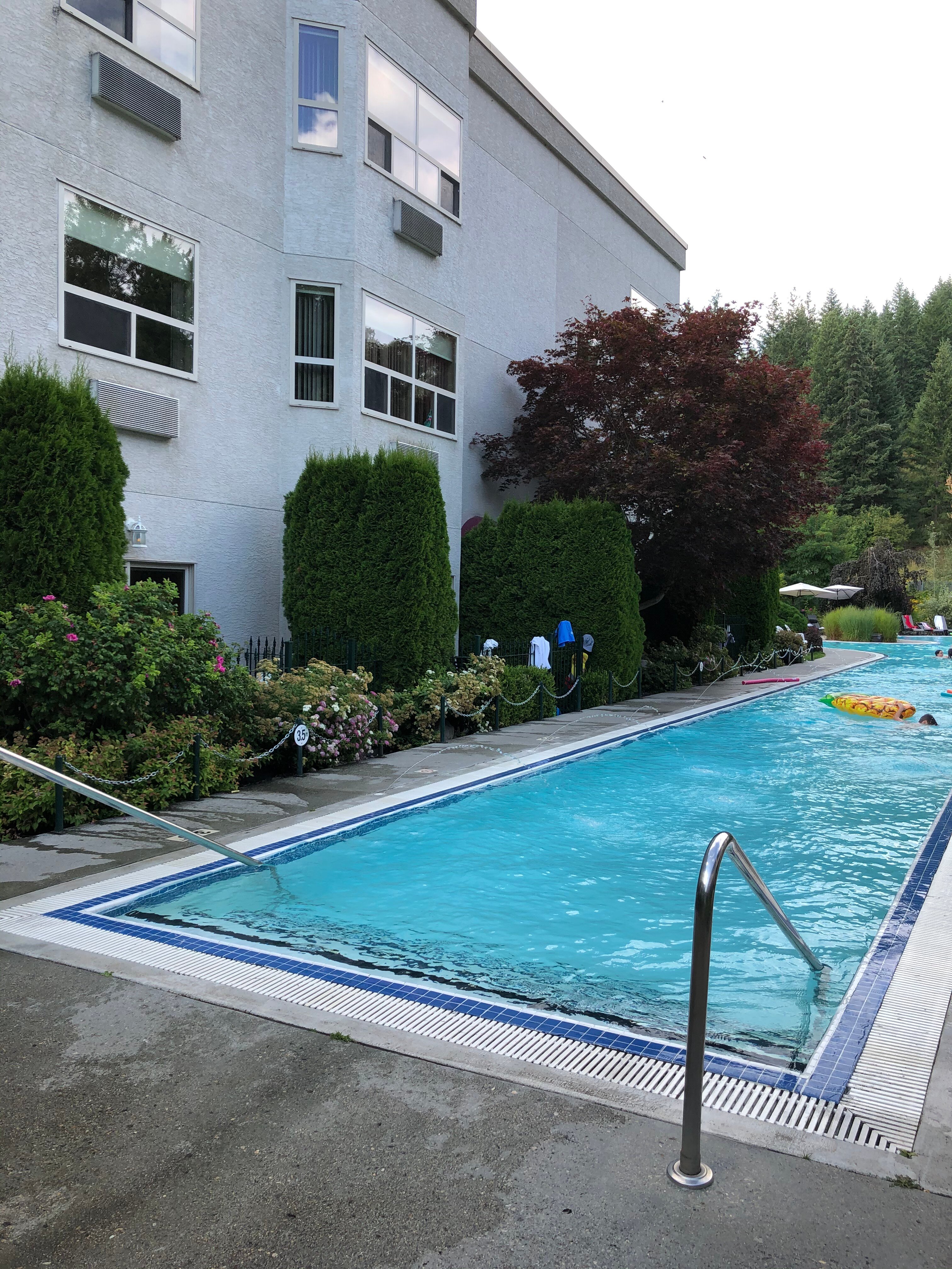 Hilltop Inn Salmon Arm-泳池
