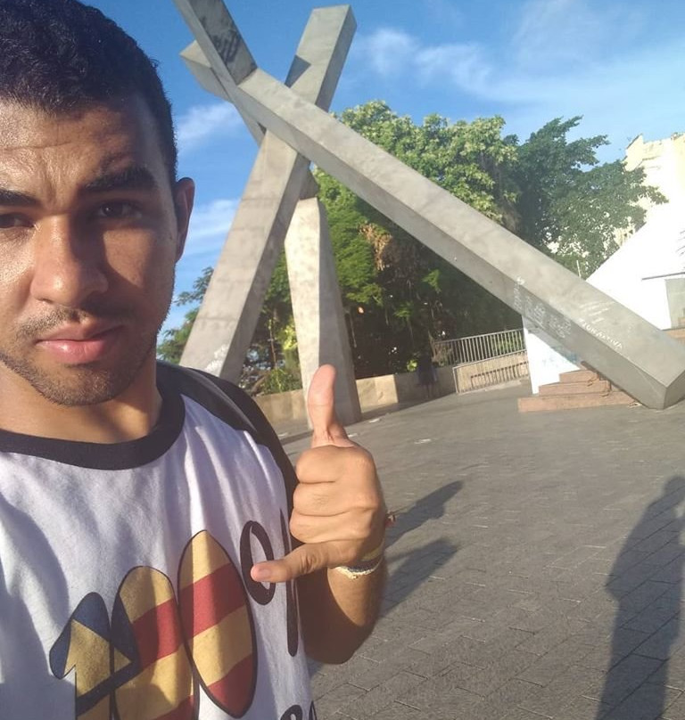 Monumento da Cruz Caída-萨尔瓦多必去景点