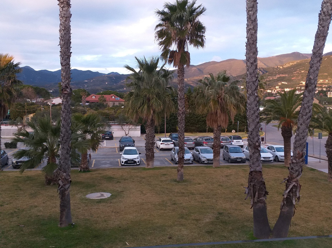 伊利特城市度假酒店主图