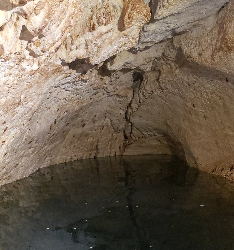 Grutas Santa Maria-Homun必去景点