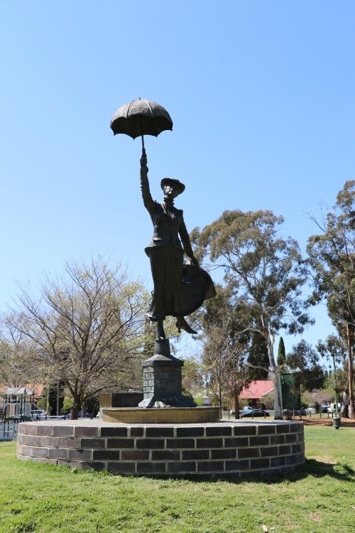 Mary Poppins Statue-鲍勒尔必去景点