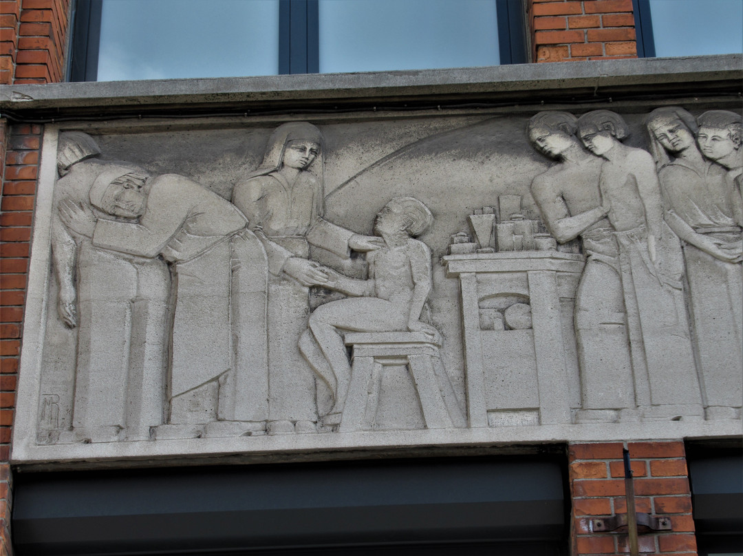 Bas-reliefs de la façade du dispensaire Louise Michel-Romainville必去景点
