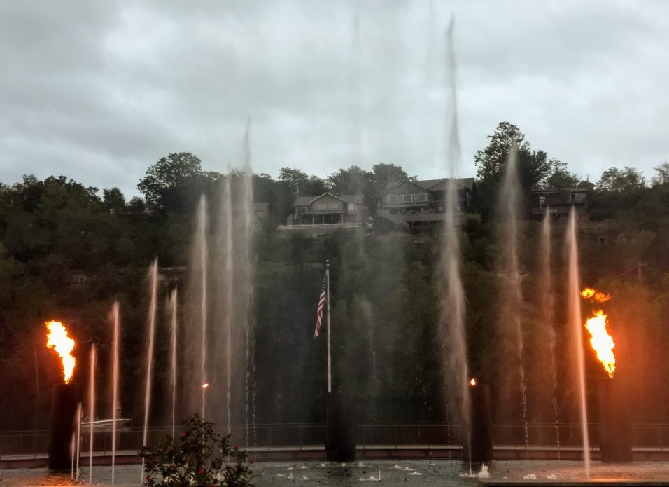 Branson Landing Fountain Show景点图片