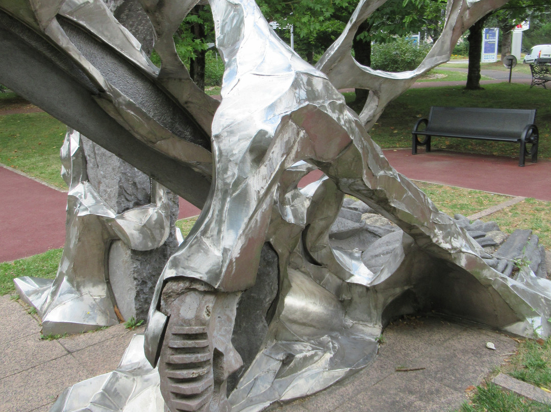 Sculpture Métalithe-鲁瓦西必去景点