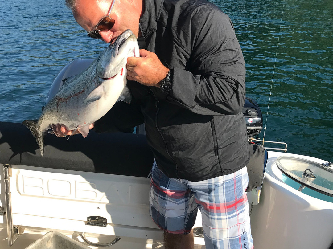 Undercover Sport Fishing Charters-鲍威尔里弗必去景点