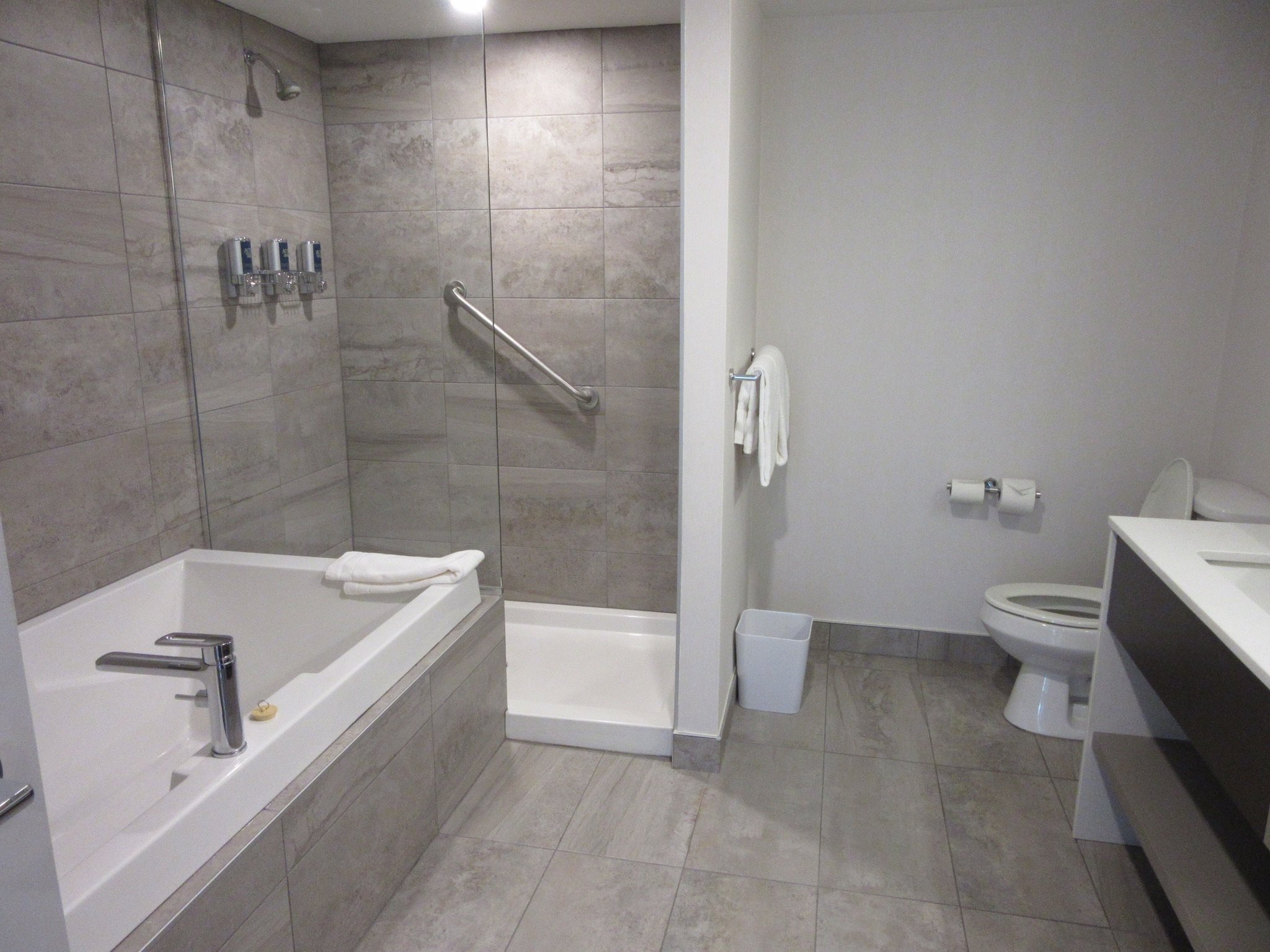 Four Points by Sheraton Levis Convention Centre-浴室