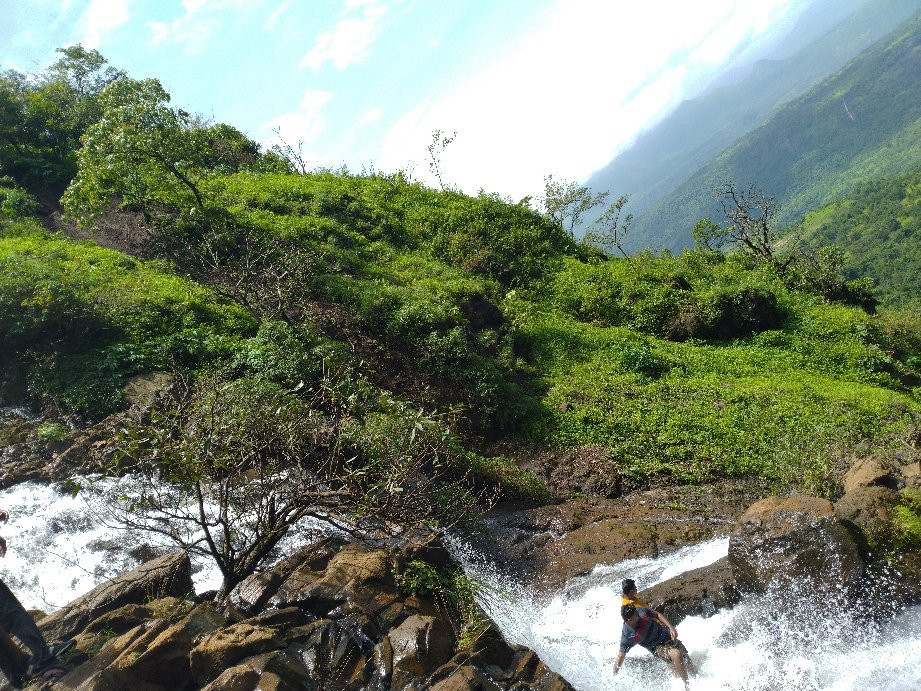 Madhe Ghat Water Fall景点图片