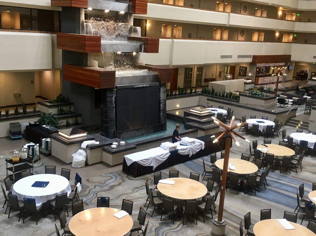 希尔顿逸林弗雷斯诺会议中心酒店主图