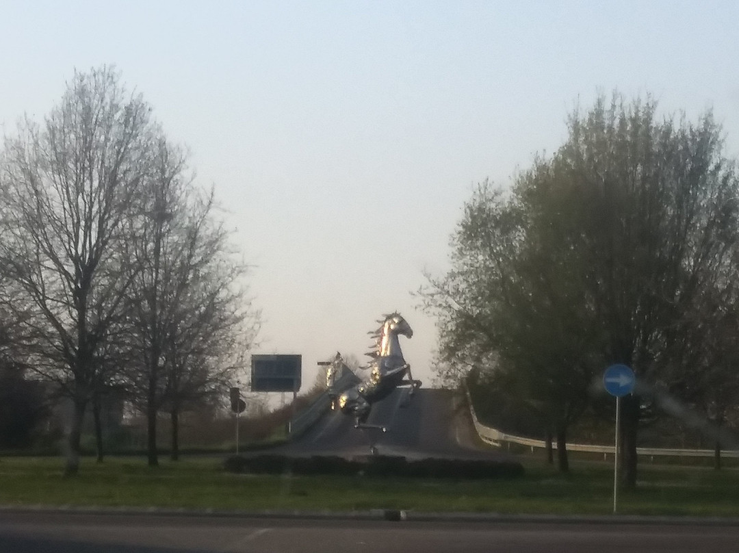 Monumento al Cavallino rampante景点图片
