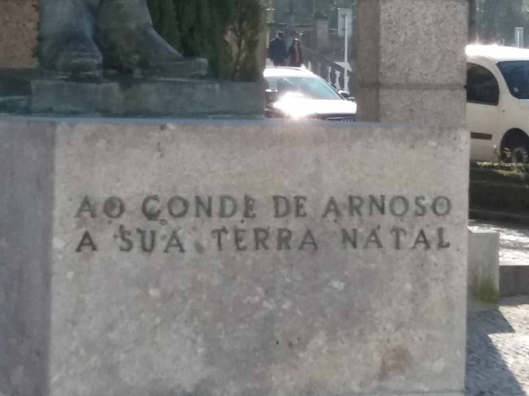Monumento ao Conde de Arnoso-吉马良斯必去景点