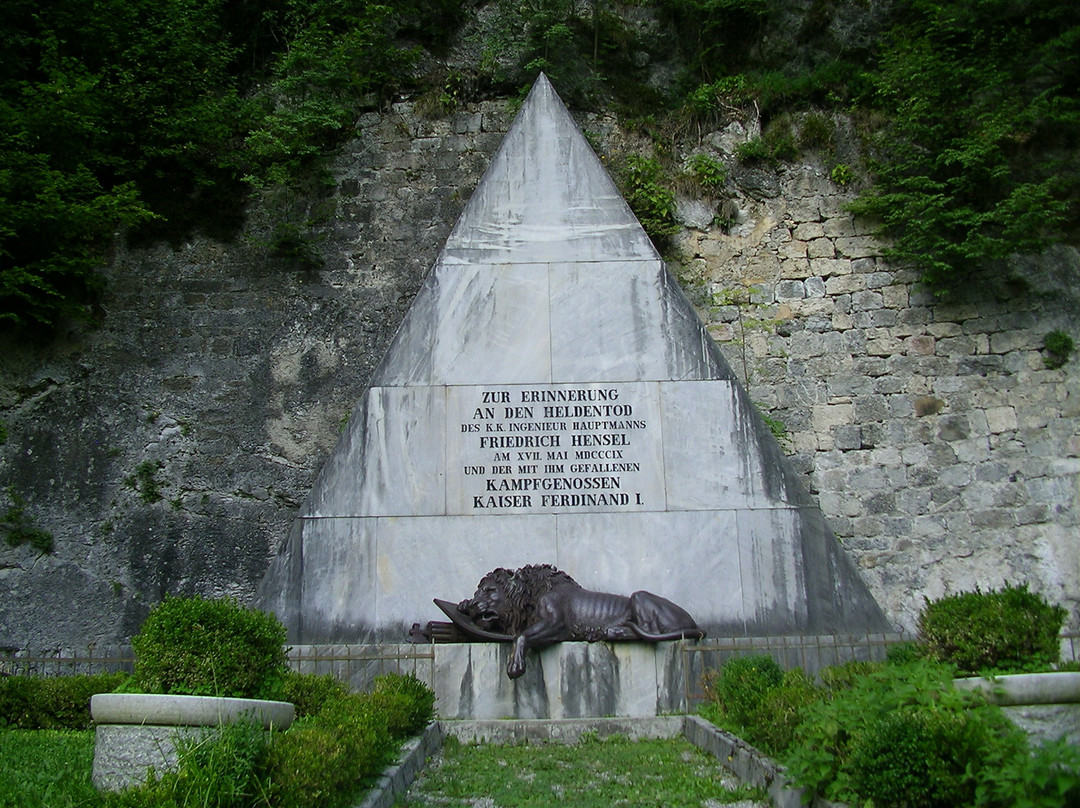 Monumento al capitano Hensel e ai difensori del forte景点图片