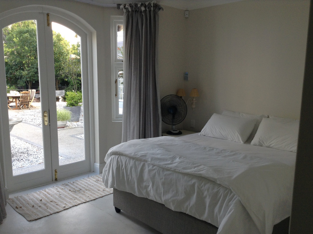 1 on Mona B & B主图