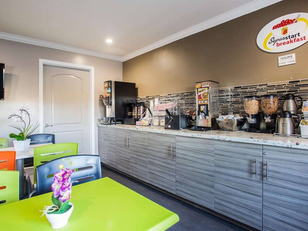 瓦卡维尔速8酒店主图