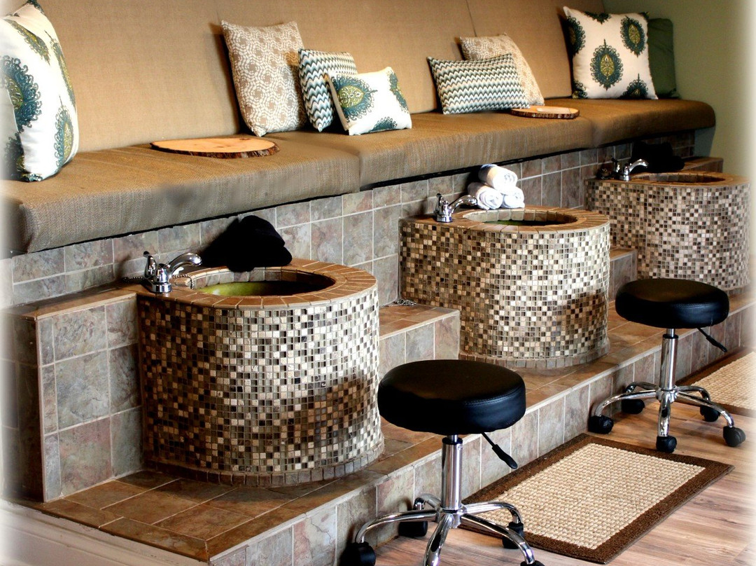 Reflections Salon, Spa & Tanning Studio-Chestertown必去景点