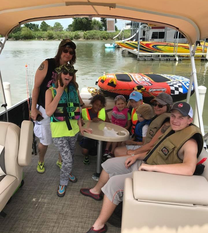 Shady Creek Marina Boat Rentals景点图片
